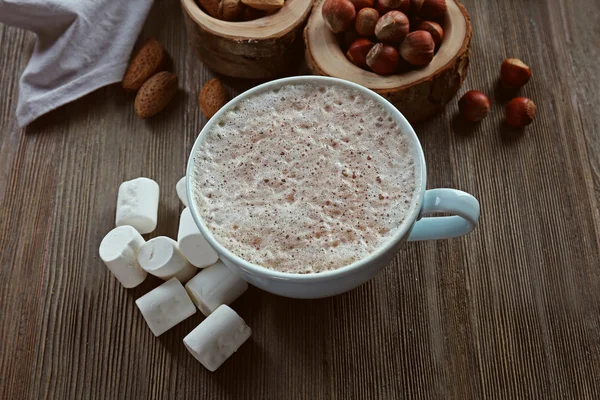 Cangkir coklat panas dengan marshmallow pada latar belakang kayu, menutup — Stok Foto