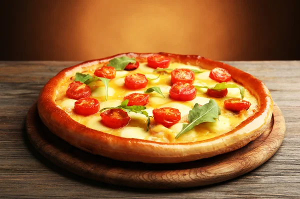 Πίτσα Margherita με ρόκα για καφέ φόντο — Φωτογραφία Αρχείου