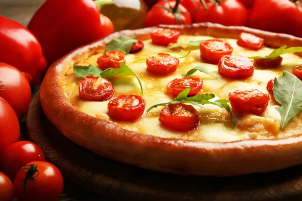 Pizza Margherita com arugula, pimenta vermelha, tomates, close-up — Fotografia de Stock