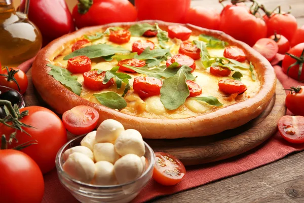 Pizza Margherita rukkolával és zöldségekkel, közeli — Stock Fotó