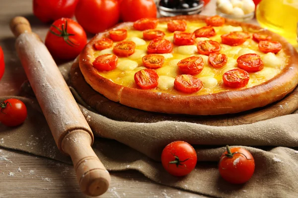 Pizza Margherita mit Gemüse und Stößel auf Holztisch — Stockfoto