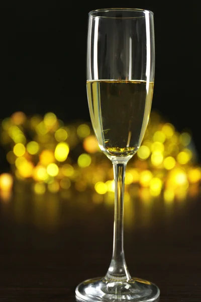 Een glas champagne met bokeh op donkere achtergrond — Stockfoto