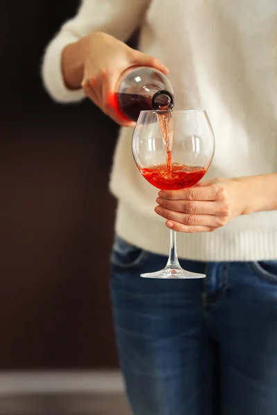 Frau gießt Wein ins Glas — Stockfoto