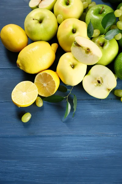Frutas no fundo de madeira azul escuro — Fotografia de Stock