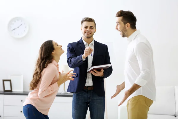 Familie met onroerende goederenagent — Stockfoto