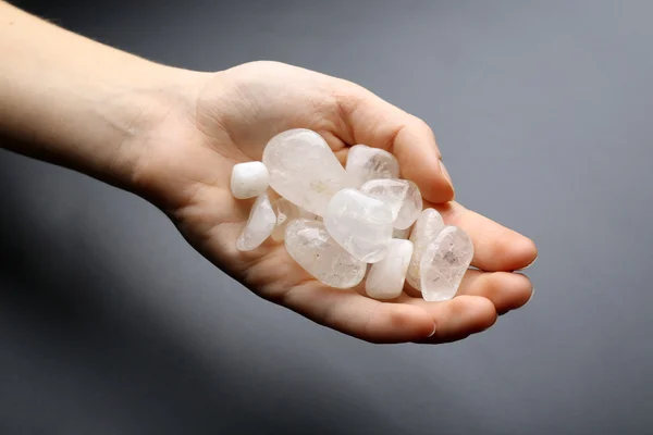 Mujer sosteniendo piedras semipreciosas — Foto de Stock