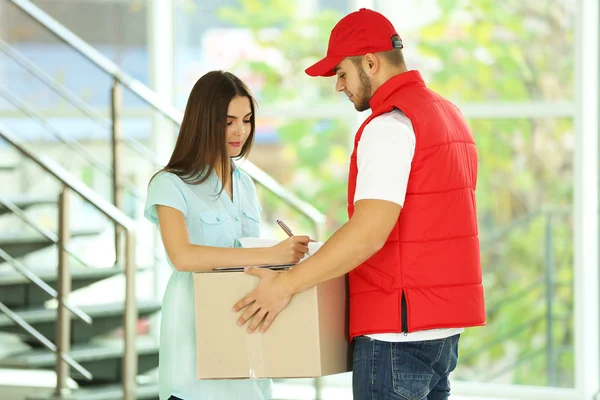 Mladá žena a courier — Stock fotografie