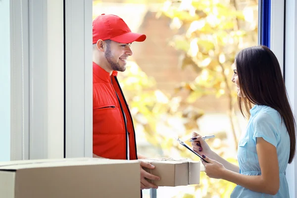 Young woman and delivery man — Stock Photo, Image