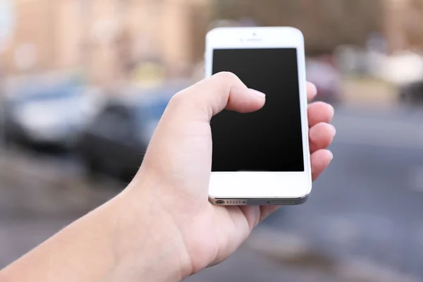 Mujer sosteniendo smartphone — Foto de Stock