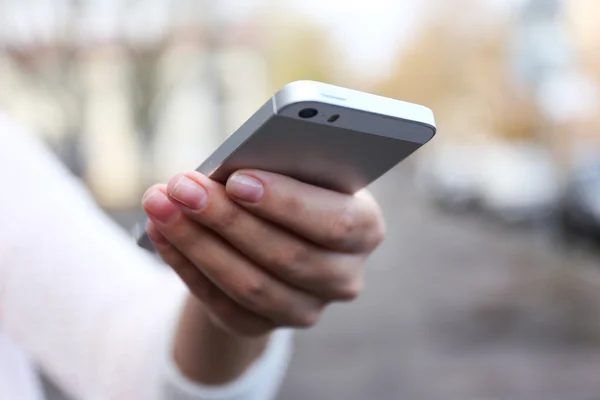 Mujer sosteniendo smartphone — Foto de Stock