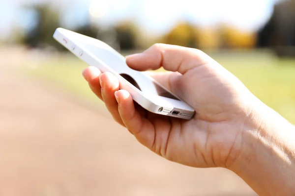 Donna in possesso di smartphone — Foto Stock