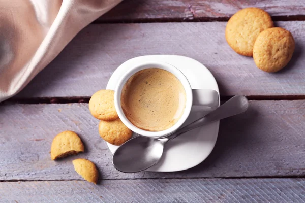 Tasse de café sur fond de table en bois — Photo