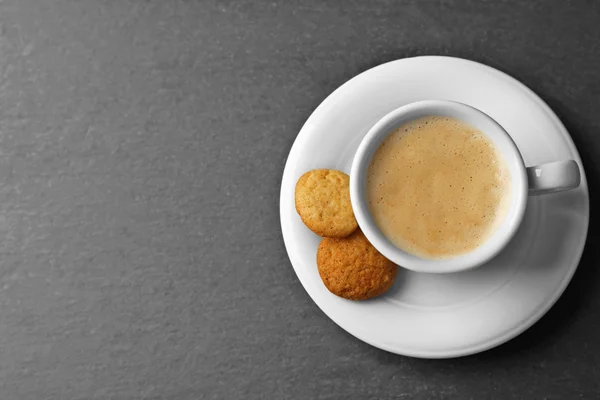 Kopp kaffe på grå bakgrund — Stockfoto
