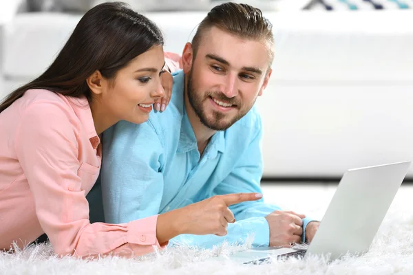 Pareja feliz trabajando en portátil —  Fotos de Stock