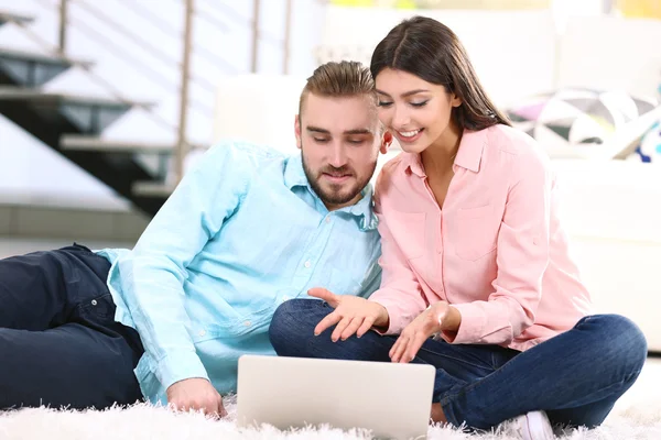 Couple heureux travaillant sur ordinateur portable — Photo