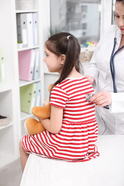 Médecin examinant un enfant dans le bureau — Photo