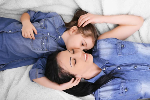 Mor och dotter i soffan — Stockfoto