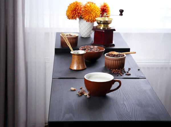 Koffie voorbereiding op keukentafel — Stockfoto