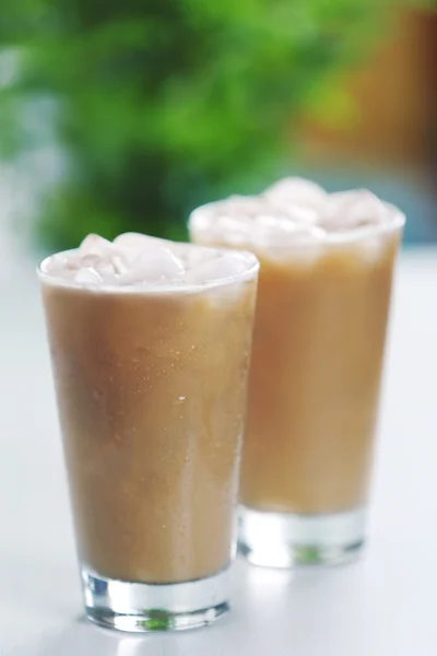 Tassen Eiskaffee auf leicht verschwommenem Hintergrund — Stockfoto