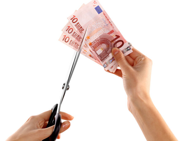 Руки с ножницами резки евро
