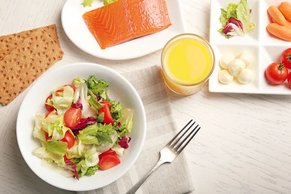 Insalata di verdure fresche. Cibo sano e concetto di dieta — Foto Stock