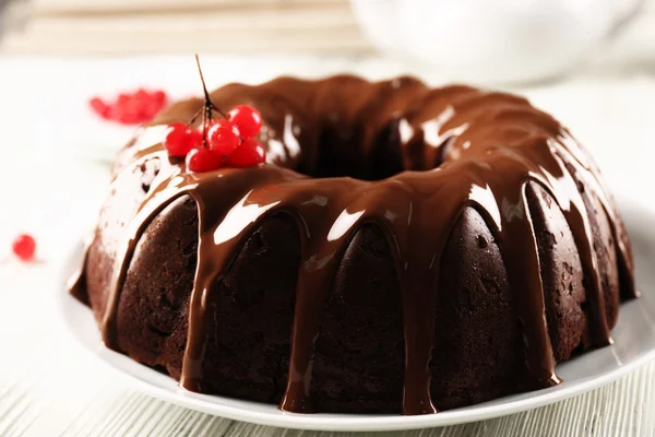 Chokladkaka med snö boll träd bär på plattan på ett bord — Stockfoto