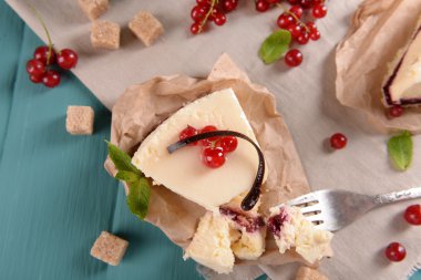 Çilek tablo ile lezzetli peynirli kek yakın çekim