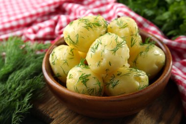 Masada bir kapta yeşillikleri ile haşlanmış patates yakın çekim