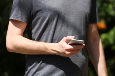 Adam tutarak akıllı cep telefonu 