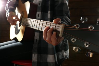 gitarist gitar çalıyor.