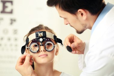 Erkek doktor incelenirken kız hasta