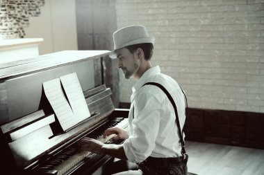 Yakışıklı genç adam.  