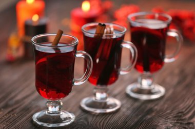 ahşap masa üzerinde mulled şarap