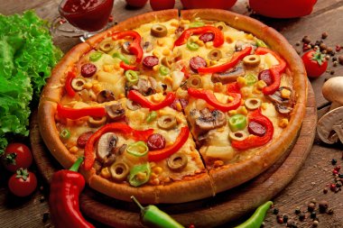 Delicious pizza ile sebze, dilimlenmiş yakın çekim