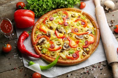 Delicious pizza ile sebze, dilimlenmiş yakın çekim