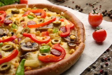 Delicious pizza ile sebze, dilimlenmiş yakın çekim
