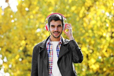 Adam bir parkta müzik dinlemek 