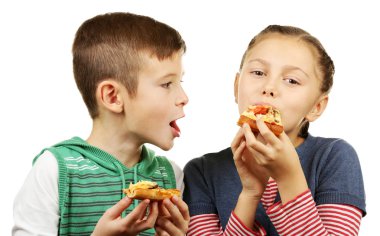 Çocuklar pizza yiyor.  