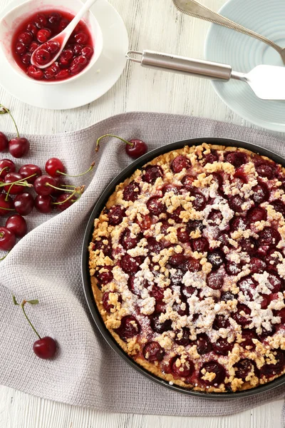 Sabroso pastel casero con cerezas en la mesa de cerca —  Fotos de Stock