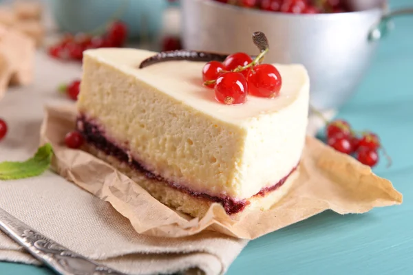 Välsmakande cheesecake med bär på bordet på nära håll — Stockfoto