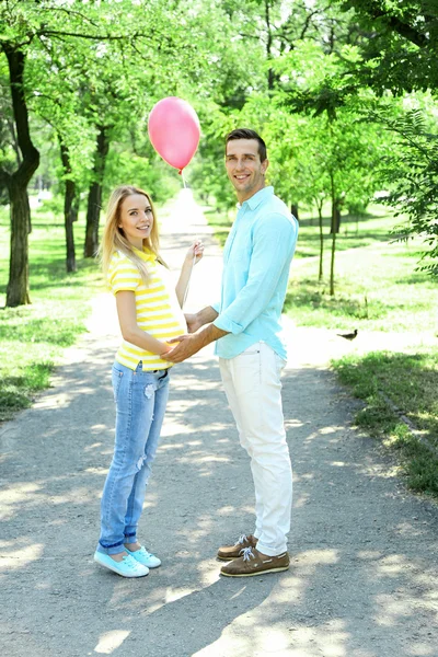 Mladá těhotná žena s manželem — Stock fotografie