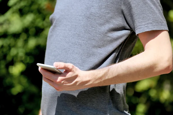 Mann hält Smartphone in der Hand — Stockfoto