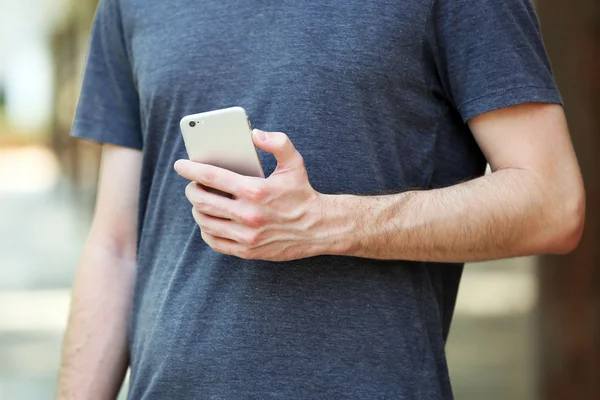 Hombre sosteniendo teléfono móvil inteligente — Foto de Stock