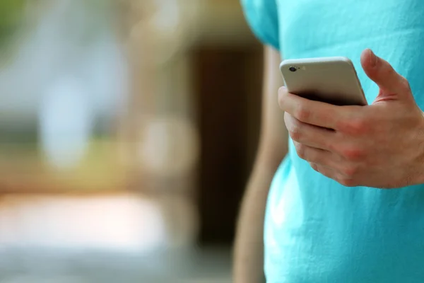 Mann hält Smartphone in der Hand — Stockfoto