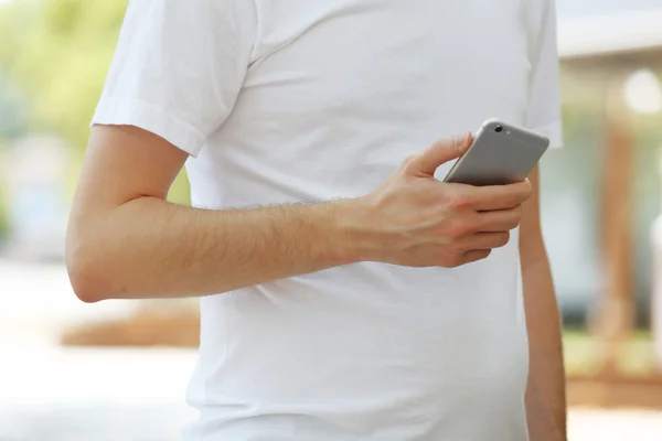 Hombre sosteniendo teléfono móvil inteligente — Foto de Stock