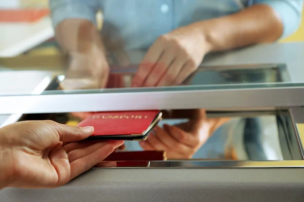 Mujer comprando entradas — Foto de Stock