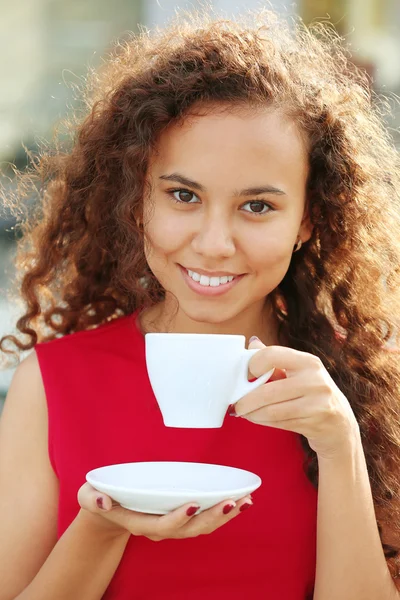 สาวสวย ดื่มกาแฟ — ภาพถ่ายสต็อก