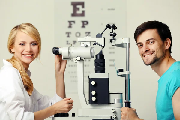 Medico femminile esaminando paziente — Foto Stock