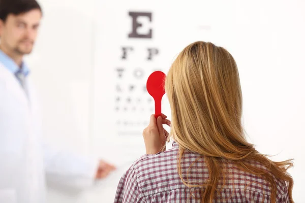 Médico masculino examinando paciente femenino — Foto de Stock