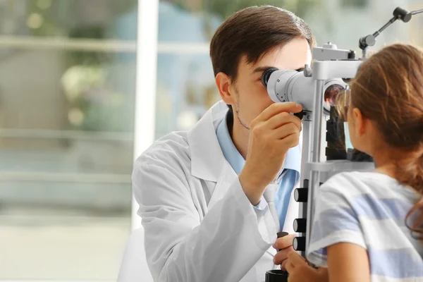 Médico masculino examinando paciente menina — Fotografia de Stock